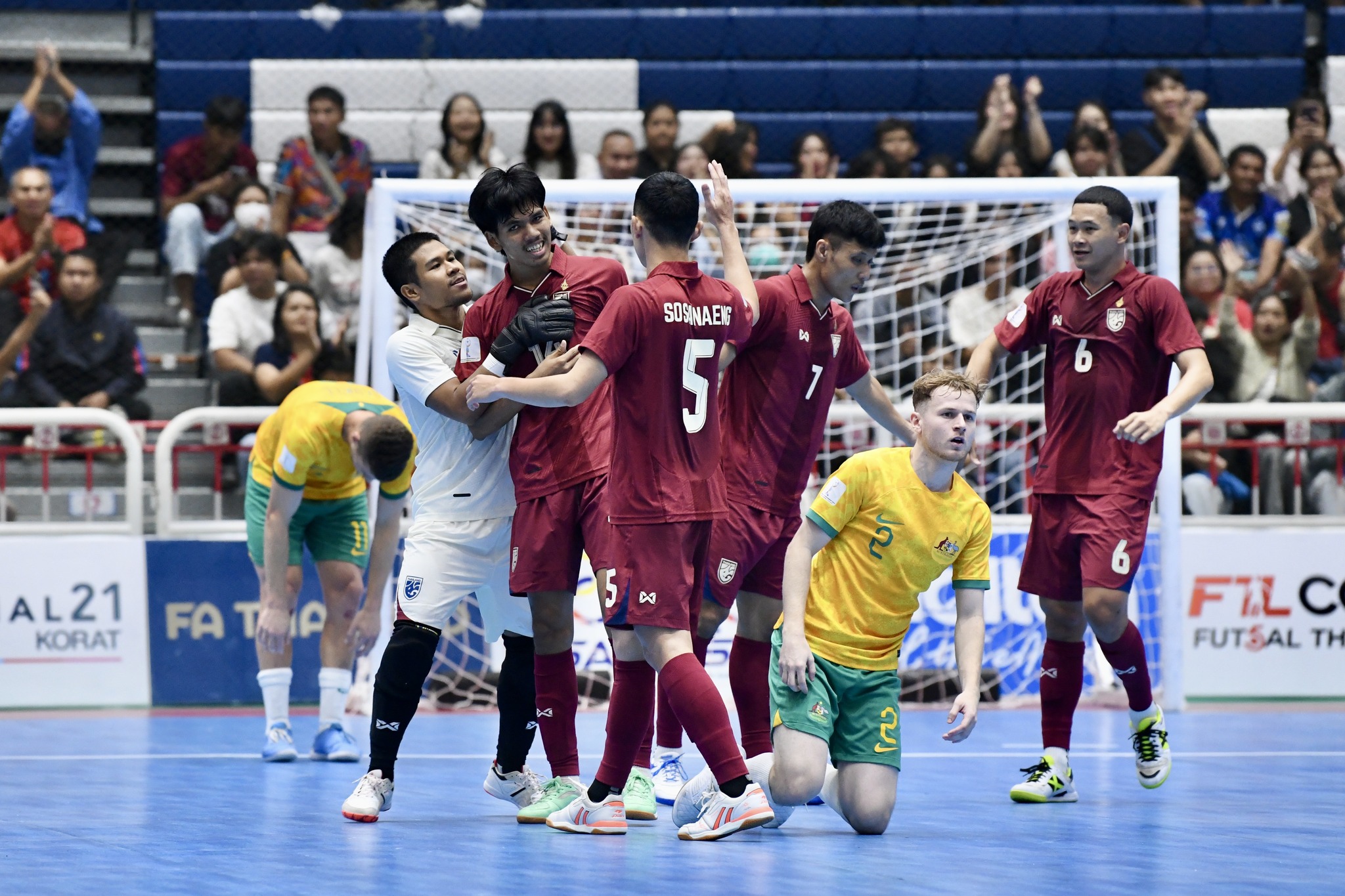 Bị chạm tự ái, đội tuyển futsal Thái Lan thắng đậm Úc: Giành hạng 3 khu vực- Ảnh 4.